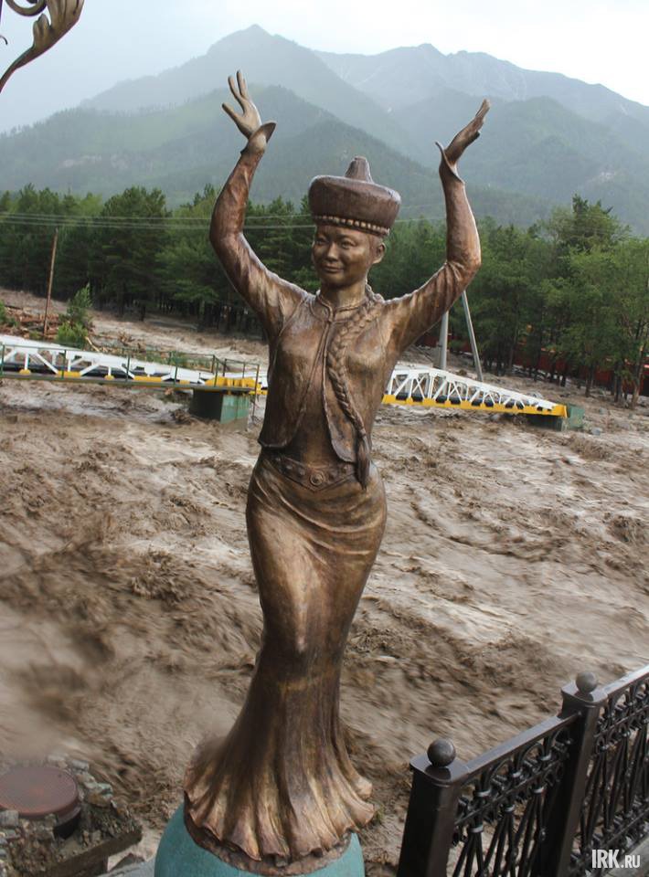 Мощный селевой поток разрушал на своем пути здания, мосты, вырывал с корнем деревья..