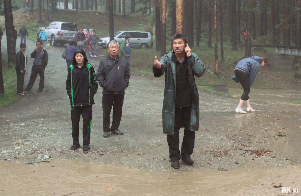 Глава Аршана появился у реки одним из первых и начал организовывать эвакуацию людей.