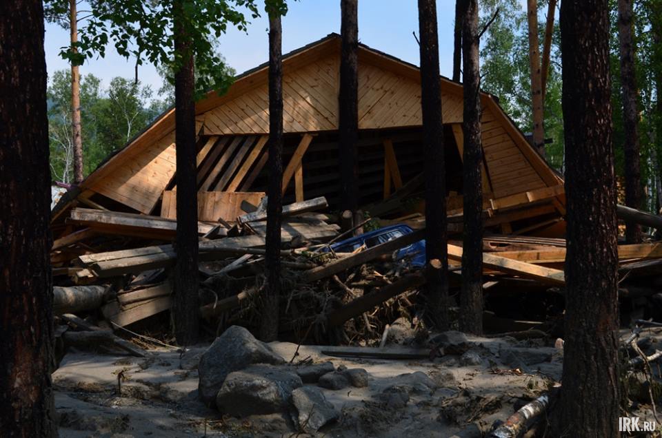 Разрушенный дом в микрорайоне