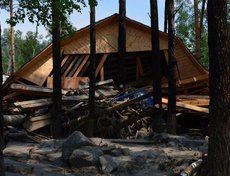 Разрушенный дом в микрорайоне