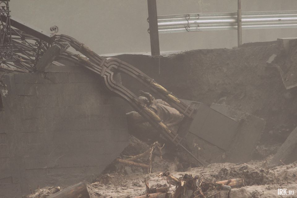 Мост через реку Кынгарга. Обрушились скульптуры.