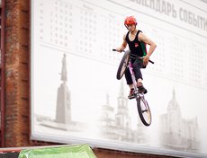 Соревнования на профессиональной трассе BMX/MTB с трамплинами для катания на велосипедах