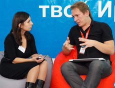 Вадим Францев дает интервью Юлии Смирновой. GeekFest 2011: ИТ-дни в Иркутске. Автор фото — Владимир Смирнов