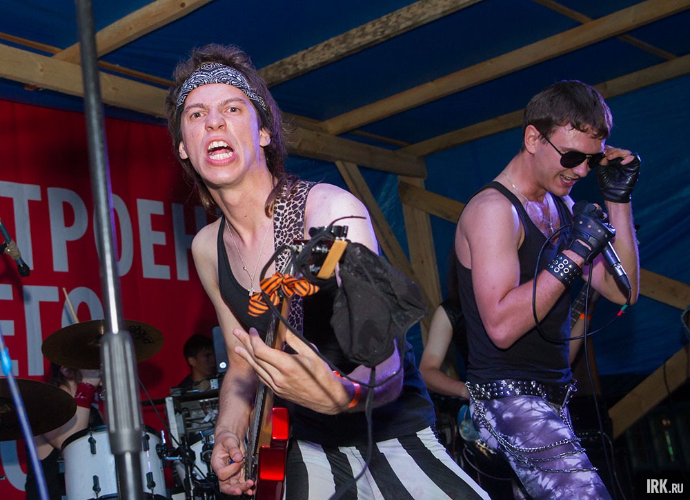 Вечером каждого дня играли рок-группы