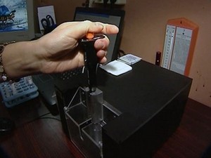 Прибор, определяющий качество жидкостей. Фото с сайта www.vesti.ru