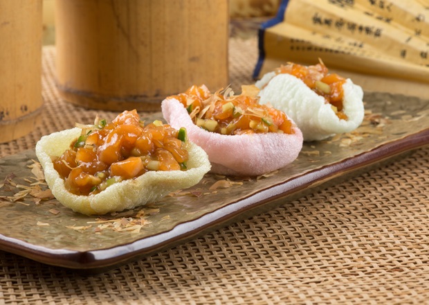 Севиче из лосося на креветочных чипсах, 250 рублей