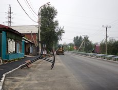 Подрядчик расширил проезжую часть, обустроил тротуары, заездные карманы, прилегающие проезды, расширил территорию рядом с остановочным пунктом.