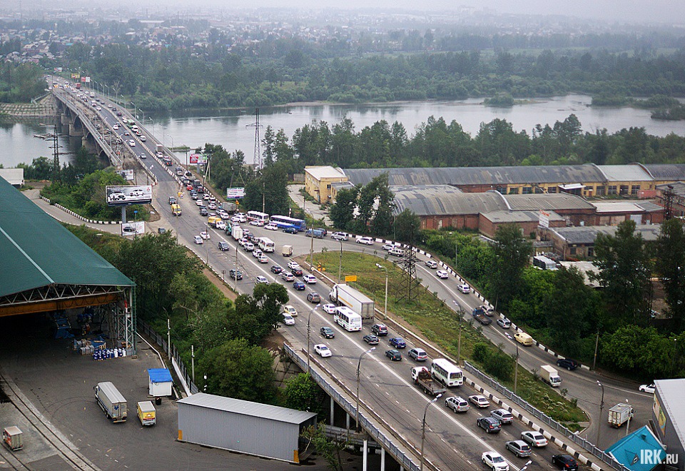 Ремонт на Иркутном мосту начался 9 апреля. Первый этап работ завершился 31 мая. На объекте укрепляют бетонные плиты, меняют гидроизоляцию и кладут наноасфальт. Полностью завершить работы  планируют 1 сентября Фото Яны Ушаковой