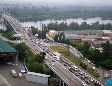 Ремонт на Иркутном мосту начался 9 апреля. Первый этап работ завершился 31 мая. На объекте укрепляют бетонные плиты, меняют гидроизоляцию и кладут наноасфальт. Полностью завершить работы  планируют 1 сентября Фото Яны Ушаковой