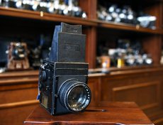 «Самые старые образцы 19 века. Есть объектив Zeiss, Carl Jena: Anastigmat 1:18 F=141mm D.R.P.56109 1890 года выпуска, на который я даже делал фотографии, приладив его к NIKON D800, и он дал приличные с интересным мягким рисунком фотографии».