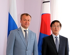 Сергей Ерощенко и  Пак Чон Намом. Фото пресдоставлено пресс-службой правительства региона