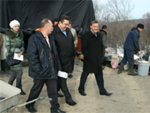 Депутаты на строительстве моста. Фото с официального сайта администрации Иркутска