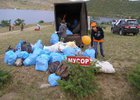 Сбор мусора. Фото предоставлено НП «Защитим Байкал вместе»