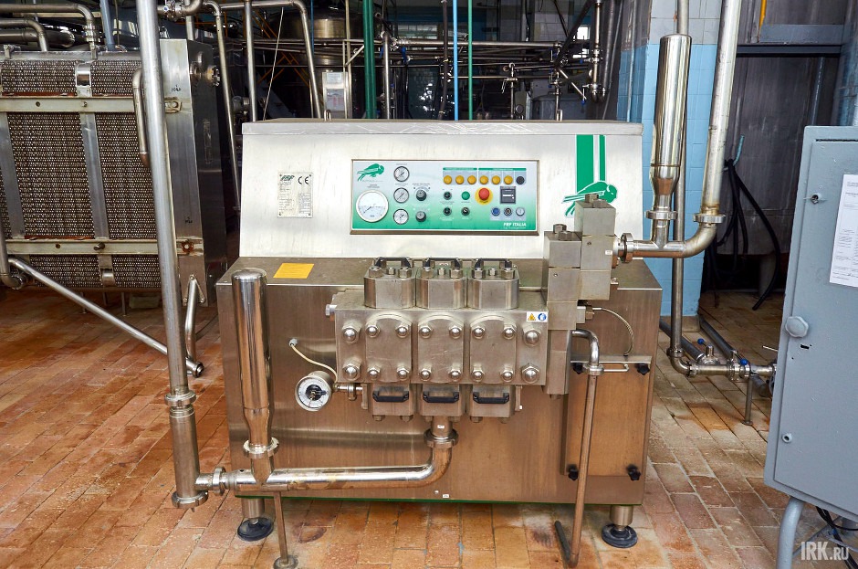 В цехе молоко сепарируют, очищают и гомогенизируют