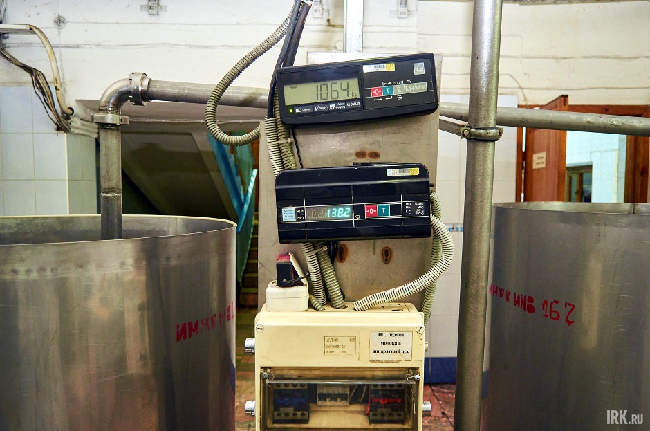 Здесь его взвешивают