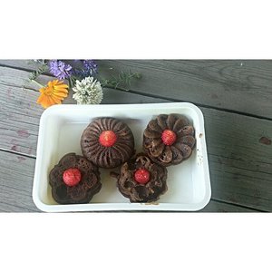 Дачный завтрак для мамы:Шоколадно-яблочные кексы с клубникой. Хлебникова Майя 13 лет .  #obedirkruСделано в #instasize .