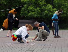 В рамках встречи прошел конкурс рисунков на асфальте «Нарисуй свою мечту о лучшем мире»