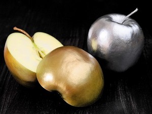 Немецкая компания разработала безвредные красители, которые можно распылить на любой продукт или блюдо. Для праздничного стола можно выбрать не только золотой, но и другие яркие цвета.