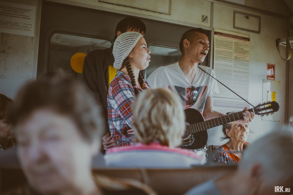 Петь песни и веселиться гости фестиваля начали уже в пути