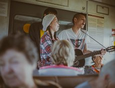 Петь песни и веселиться гости фестиваля начали уже в пути