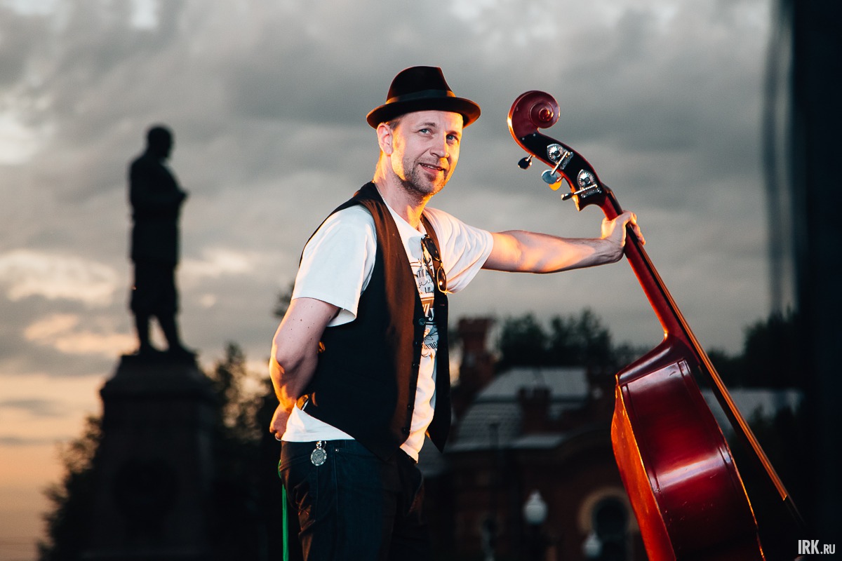 Завершился вечерний концерт выступлением питерской группы Billy's Band.