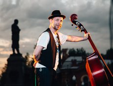 Завершился вечерний концерт выступлением питерской группы Billy's Band.