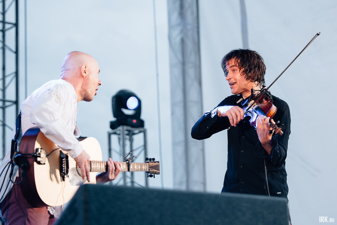 Вторым на сцену вышел инструментальный дуэт Two Siberians. Долгое время музыканты выступали под названием «Белый острог». Коллектив родом из Иркутска, сейчас известен во всем мире.