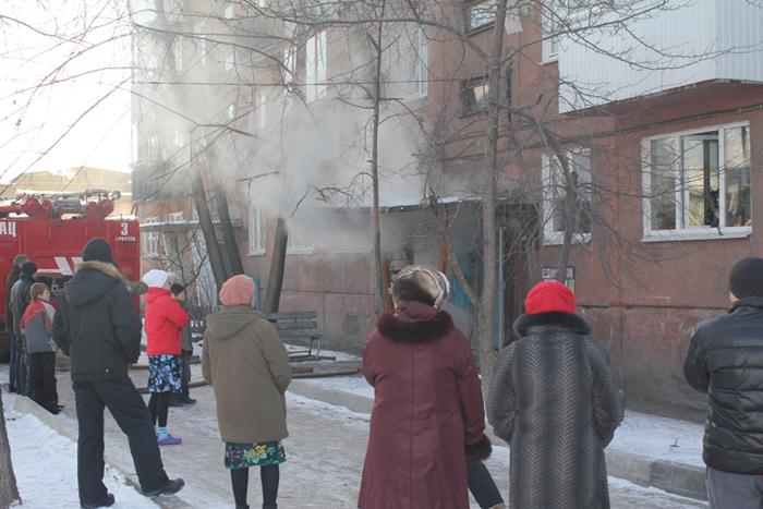 Во время рейда поступает сообщение о пожаре на улице Черского. В жилом панельном доме горит подвал