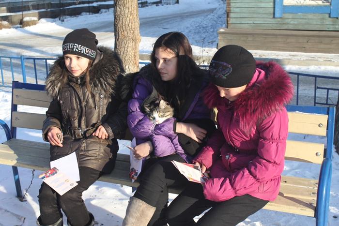 Во время тушения пожара инспекторы продолжают профилактическую работу, раздавая памятки и проводя инструктажи