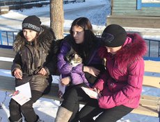 Во время тушения пожара инспекторы продолжают профилактическую работу, раздавая памятки и проводя инструктажи