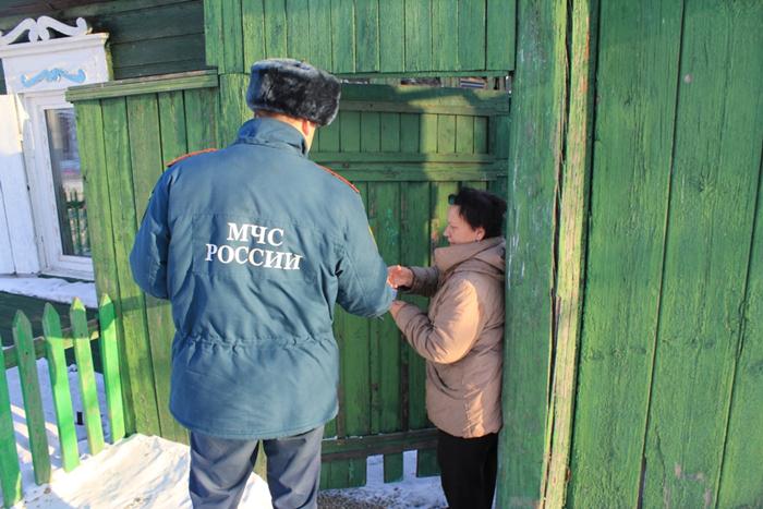 Инспекторы пожарного надзора проводят подворовые обходы, напоминая населению о правилах безопасности, раздают жителям памятки о том, как себя вести при пожаре, и что нужно делать, чтобы его избежать