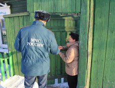 Инспекторы пожарного надзора проводят подворовые обходы, напоминая населению о правилах безопасности, раздают жителям памятки о том, как себя вести при пожаре, и что нужно делать, чтобы его избежать