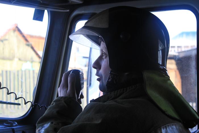 Посредством громкой связи пожарные напоминают жителям правила безопасности