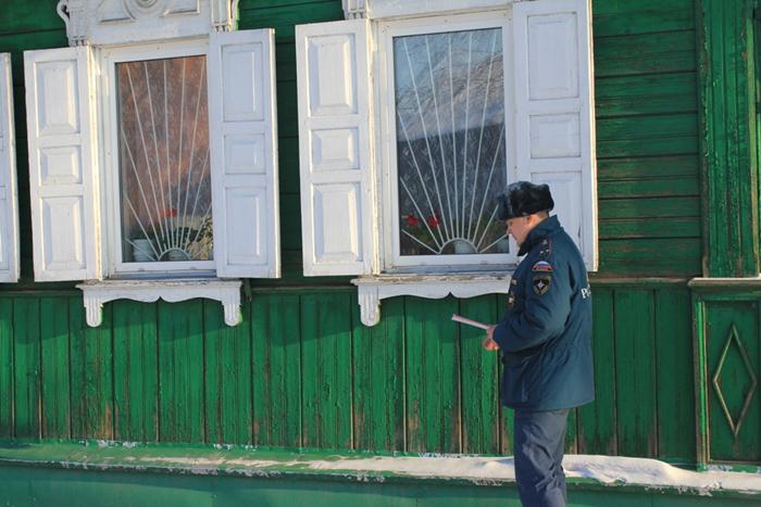 Инспекторы пожарного надзора проводят подворовые обходы, напоминая населению о правилах безопасности, раздают жителям памятки о том, как себя вести при пожаре, и что нужно делать, чтобы его избежать