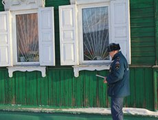 Инспекторы пожарного надзора проводят подворовые обходы, напоминая населению о правилах безопасности, раздают жителям памятки о том, как себя вести при пожаре, и что нужно делать, чтобы его избежать