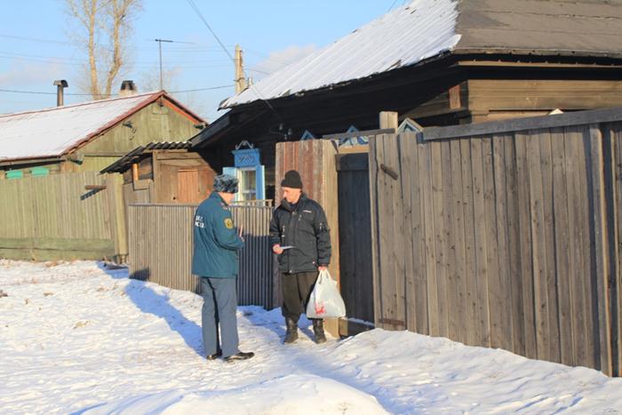 Инспекторы пожарного надзора проводят подворовые обходы, напоминая населению о правилах безопасности, раздают жителям памятки о том, как себя вести при пожаре, и что нужно делать, чтобы его избежать
