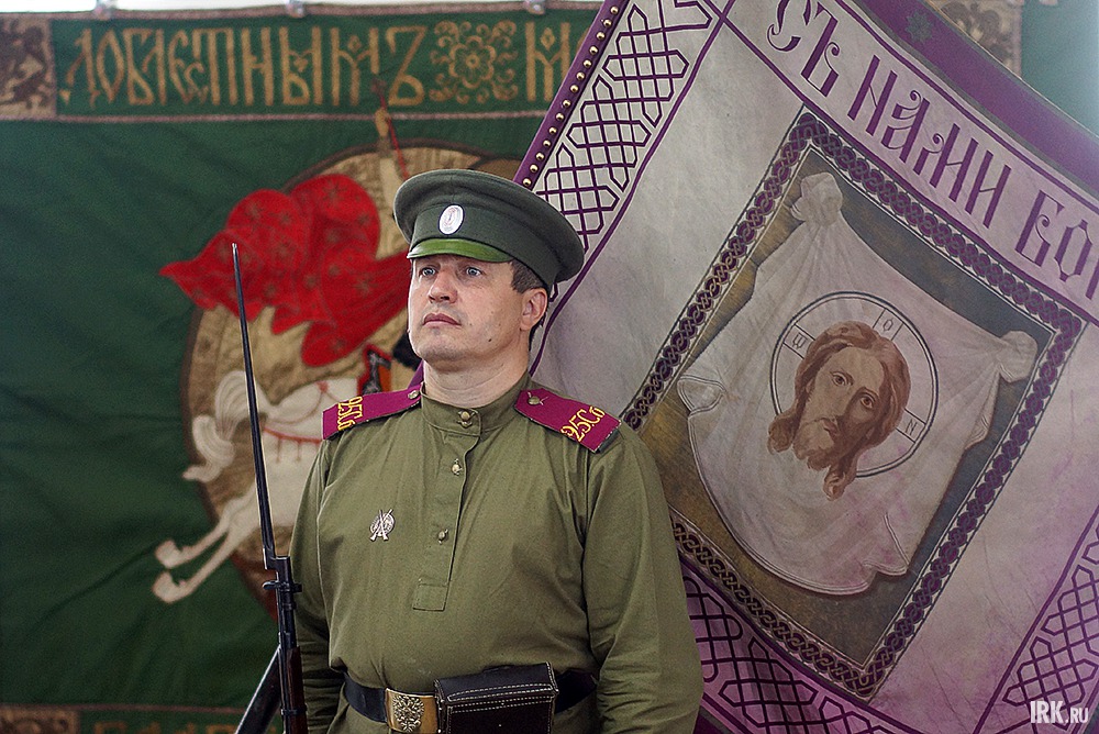 В почетном карауле стояли участники клуба военно-исторической реконструкции «Сибирский стрелок» в форме солдат и унтер-офицеров 25-го Сибирского стрелкового полка
