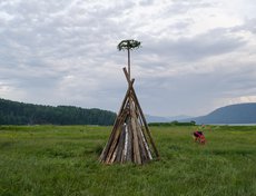 Ни одна купальская ночь не обходится без костра. Подготовкой костра всегда занимаются парни. Обязательный атрибут — колесо, которое поднимают на шесте вверх. Оно символизирует солнце.