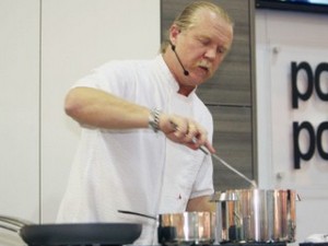 5—6 декабря именитый шеф-повар Мартин Блунос в отеле «Маяк» покажет свое мастерство для 20 поваров города. Самые успешные участники 8 декабря вместе с ним приготовят ужин в ресторане «Байкал» и смогут пройти стажировку в Лондоне.