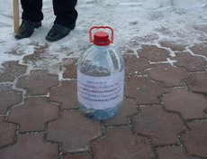 Дольщики не забывают о юморе. В такой импровизированный «банк» они собирают символические деньги на окончание строительства