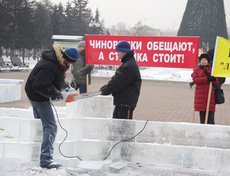 Тем временем рабочие на Сквере начали строить ледовый городок. «Вот и дом для нас!» — мрачно шутили дольщики