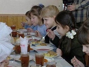 Дети в школьной столовой. Фото из архива АС Байкал ТВ