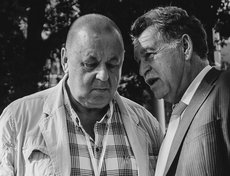 Председатель театрального конкурса фестиваля «В кругу семьи» Борис Морозов и директор Иркутского академического театра имени Н. П. Охлопкова Анатолий Стрельцов