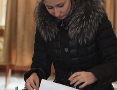 А эта девушка сегодня голосовала в первый раз