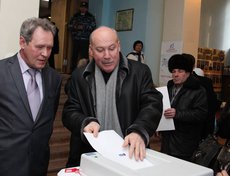 Губернатор Иркутской области Дмитрий Мезенцев проголосовал в избирательном участке в главном управлении ВСЖД