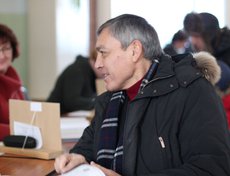Владимир Якубовский получает бюллетень