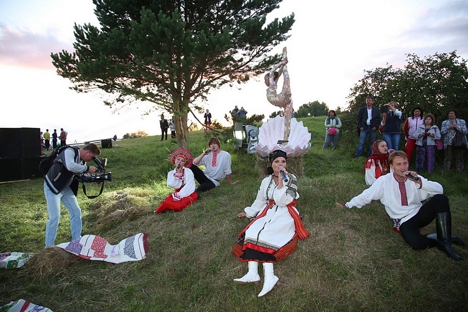 На берегу Байкала гостей встречали русскими народными песнями