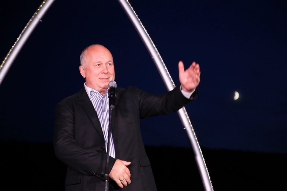 Началась церемония открытия на понтоне с приветственных речей. Перед гостями выступил генеральный директор госкорпорации «РОСТЕХ» Сергей Чемезов