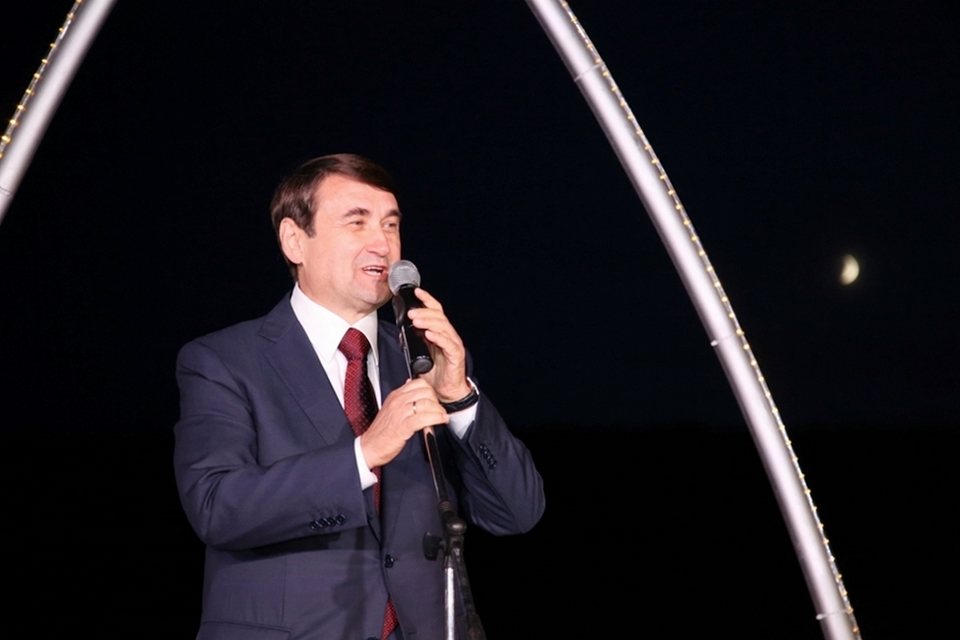 Помощник президента Игорь Левитин, поздравляя гостей с открытием, упомянул, что фестиваль «В кругу семьи» стал одним из ярких событий Года культуры, который сейчас проходит в России