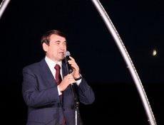 Помощник президента Игорь Левитин, поздравляя гостей с открытием, упомянул, что фестиваль «В кругу семьи» стал одним из ярких событий Года культуры, который сейчас проходит в России